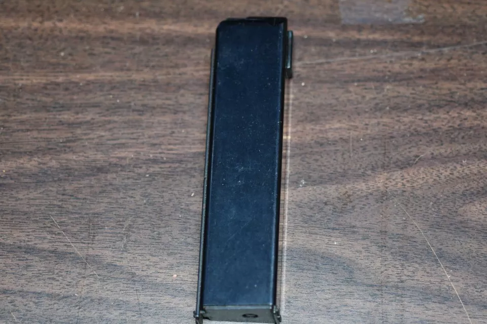 1 Thompson .45 cal. 20-rnd magazine.